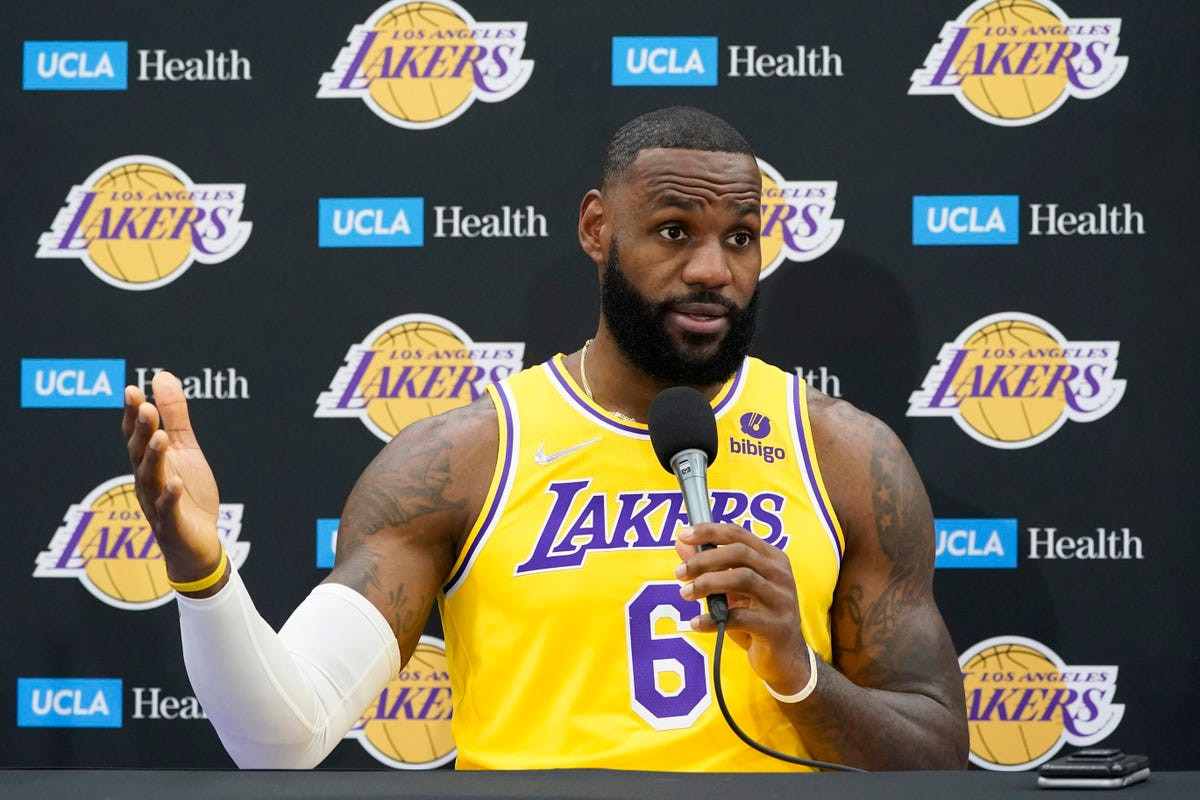 Meski Ragu, LeBron James Akhirnya Menerima Vaksin Covid-19