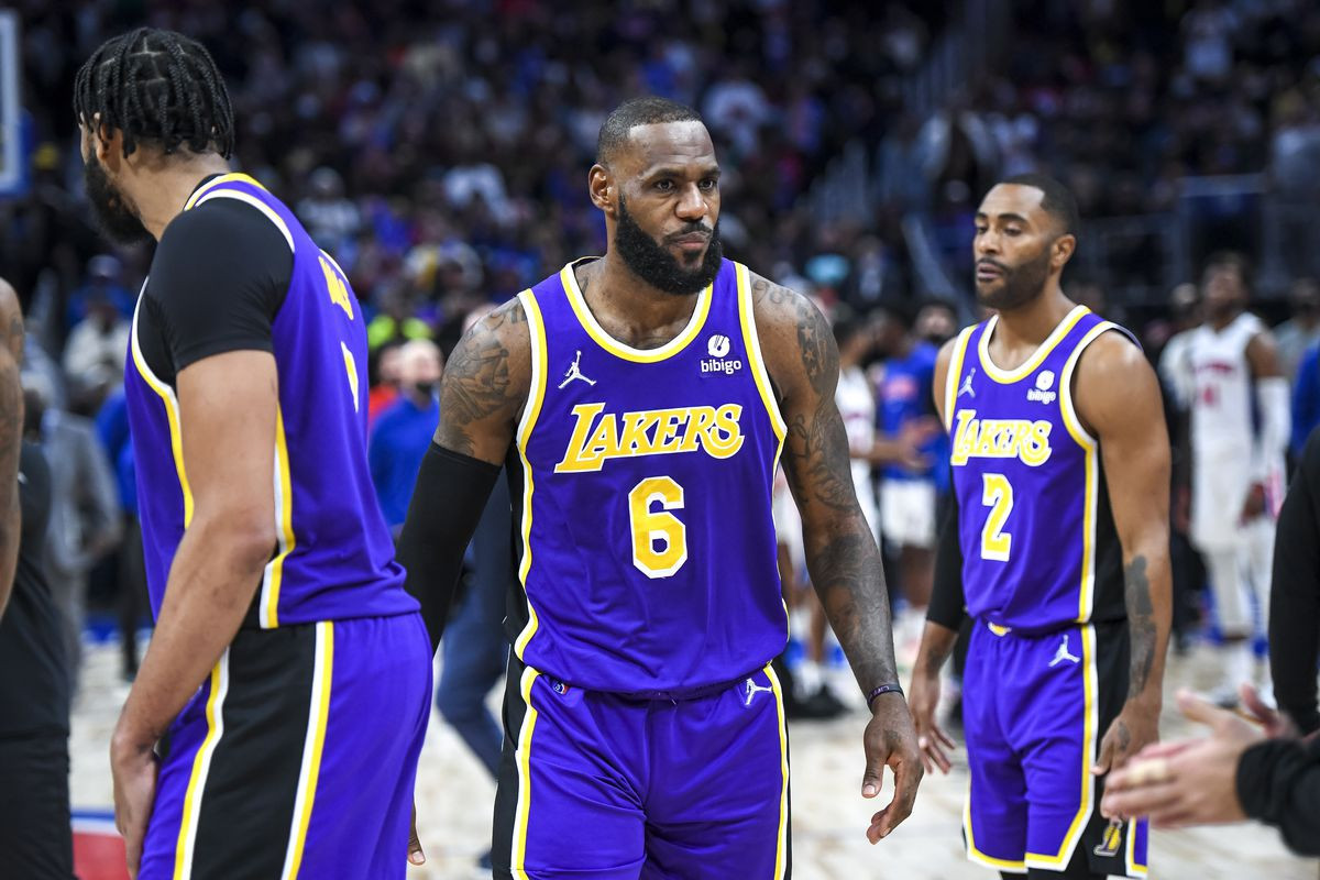 Lakers Kalahkan Pistons, LeBron James Dikeluarkan Karena Menyikut Isaiah Steward