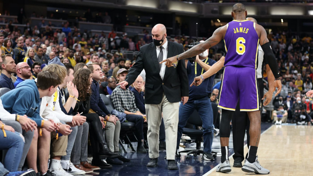 LeBron James Minta Penonton Pacers Dikeluarkan dari Arena