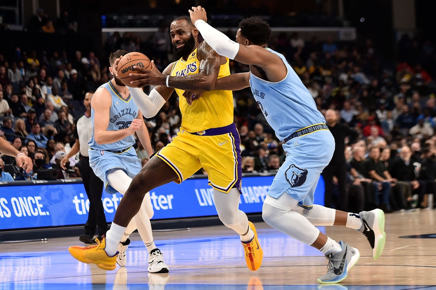 Tripel Dobel ke-100 LeBron James Tak Selamatkan Lakers dari Terkaman Grizzlies